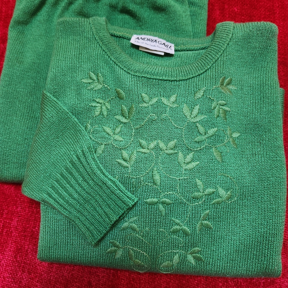 Vintage 70's Emerald Green Front Embroidered Women's  Sweater/skirt Knit Ensembl